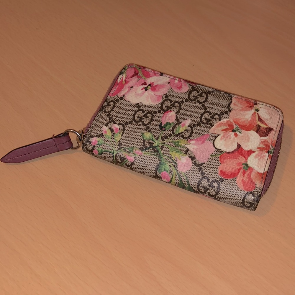 Gucci GG Supreme Monogram Blooms Zip Around Card Case Antique Rose